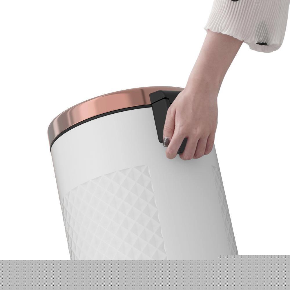 Bote de basura interior Innovaze 8 gal. Diseño de diamante escalonado de forma redonda de metal blanco - Imagen 5 de 7